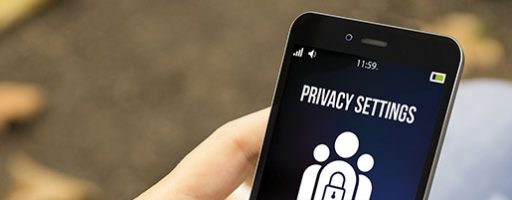 Hand am Smartphone: Einstellungen für mehr Datenschutz und Privatsphäre am Smartphone (Symbolbild)