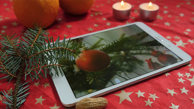 Ein Tablet auf dem Weihnachtstisch - Weihnachten 