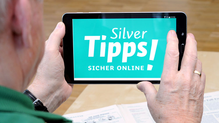 Tablet mit dem Schriftzug Silver Tipps – sicher online!