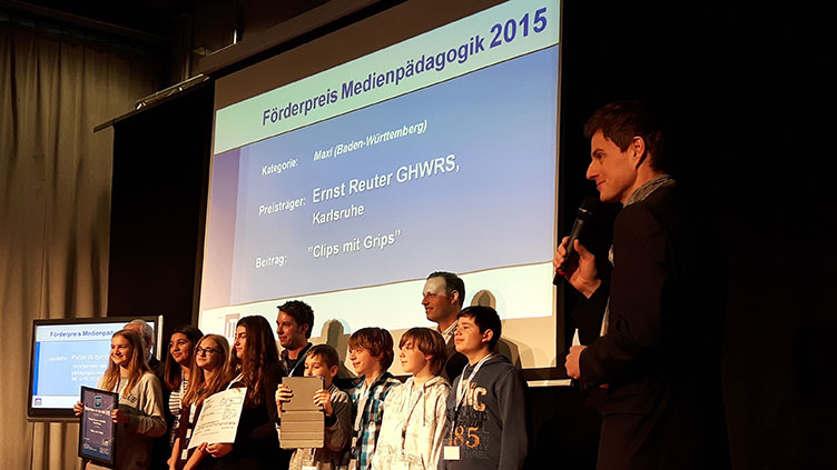 Gruppe Jugendlicher, die mit dem Fördpreis Medienpädagogik ausgezeichnet worden sind