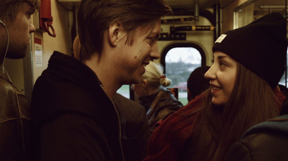 Anna und Jesper im Zug (Screenshot aus "Ich folge dir")