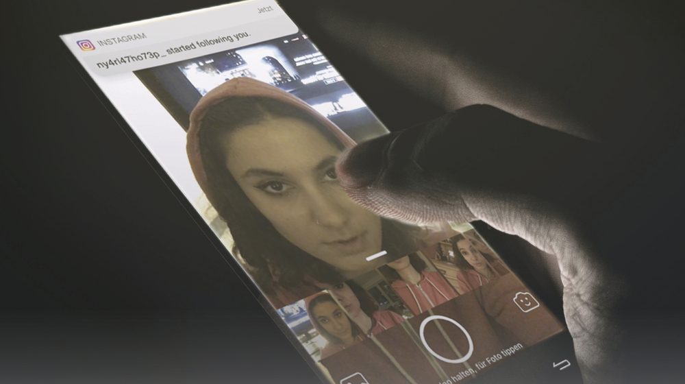 Follower - Smartphone mit Bild von Protagonistin des Films