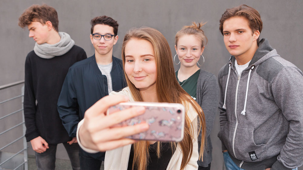 Jugendliche mit Smartphone JIM Studie 2019