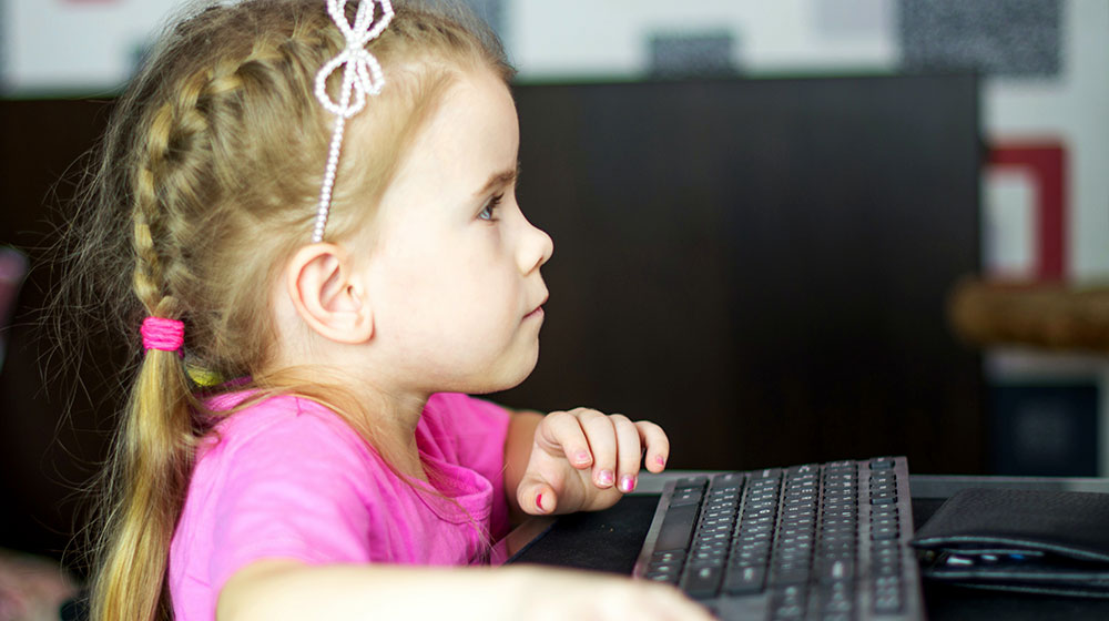 KIM-Studie 2020 - Mädchen am Computer Kinder & Medien