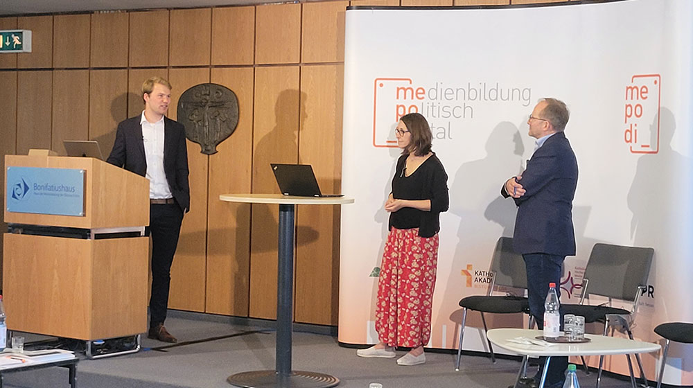 Finn Lasse Andresen in der Diskussion mit Jeanine Wein und Werner Schlesingen mepodi