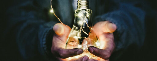 Digitalität nachhaltige Entwicklung (Symbolfoto: Glühbirne mit Lichterkette in Händen)