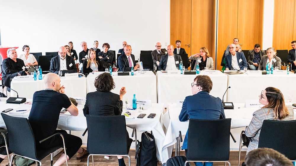 Diskussionsrunde beim mepodie Fachtag "Mit digitalen Kompetenzen die Demokratie stärken" am 30.03.2023 in Berlin