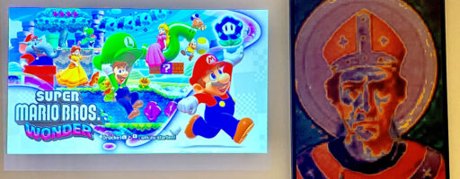 Projektion von Super Mario Wonder neben Portrait Erzbischof Anno - mepps23