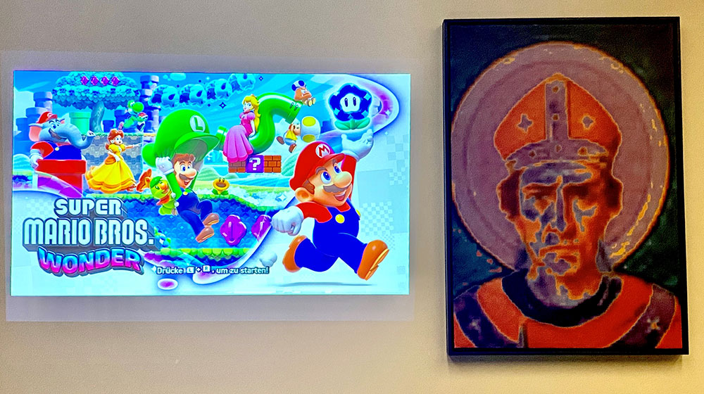 mepps23 - Projektion von Super Mario Wonder neben Portrait Erzbischof Anno