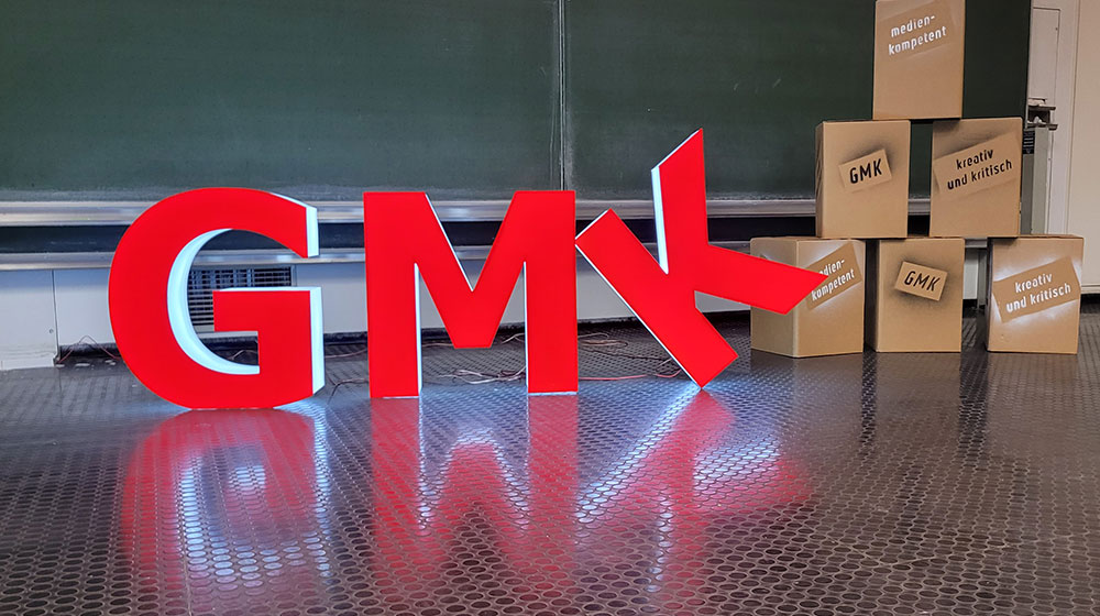 Logo der GMK beim Forum Kommunikationskultur in Bielefeld - Un|Sichtbarkeiten