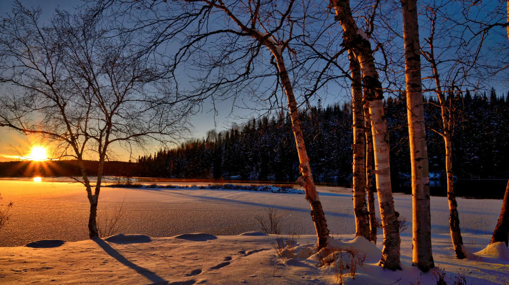 Schneelandschaft mit Sonnenuntergang - Symbolfoto für Advent 2023