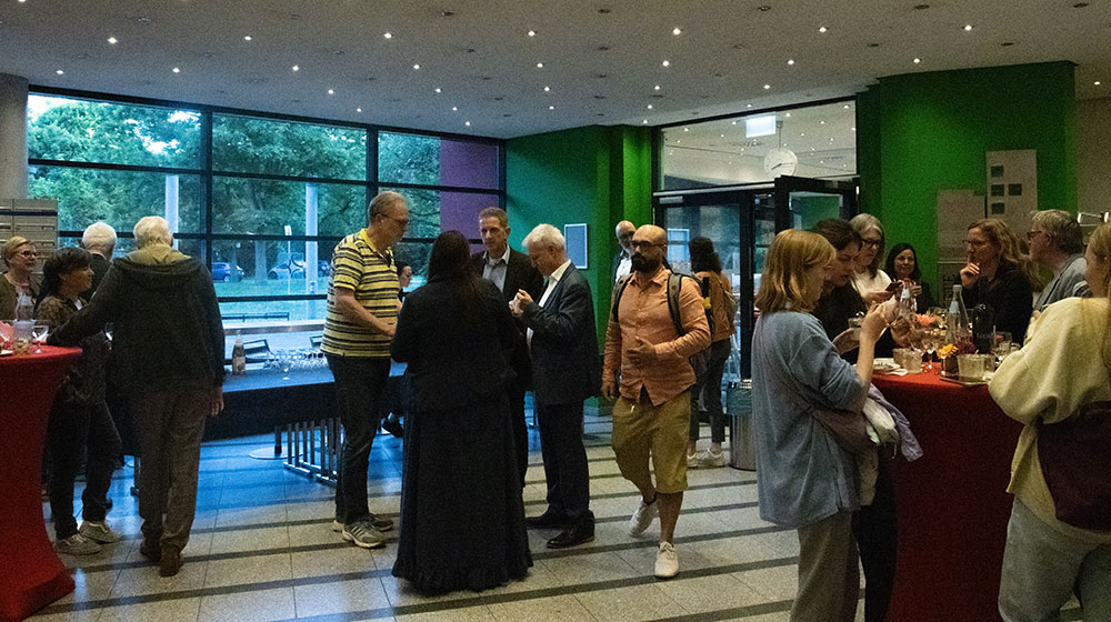 Angeregte Gespräche im Anschluss an das Symposium "KI und Soziale Arbeit" im Foyer der KH Mainz