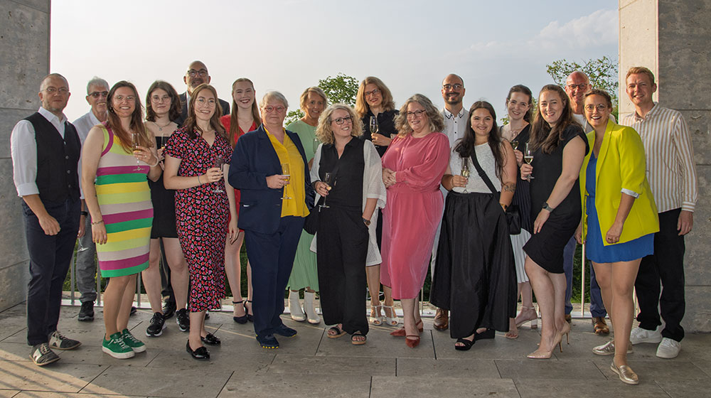 Abschluss von #mepps X - Festabend - Gruppenbild der TN mit Kursleitung und Tutor:innen
